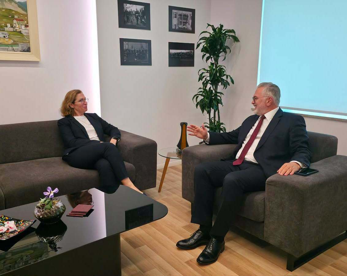 Znj. Genta Tafa (Bungo)Komisioner p&euml;r Mbrojtjen nga Diskriminimi zhvilloi nj&euml; takim institucional me Z. Toni Gogu, Minist&euml;r i Drejt&euml;sis&euml;