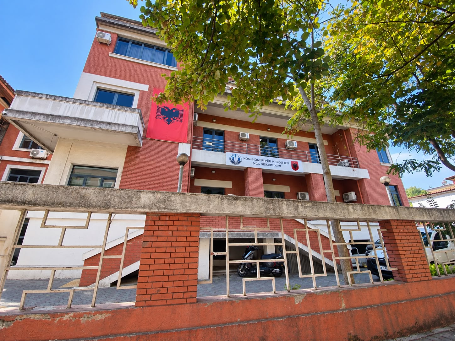 KMD shkon te qytetarët – Nis turi në 10 bashki për të drejtat dhe mbrojtjen nga diskriminimi