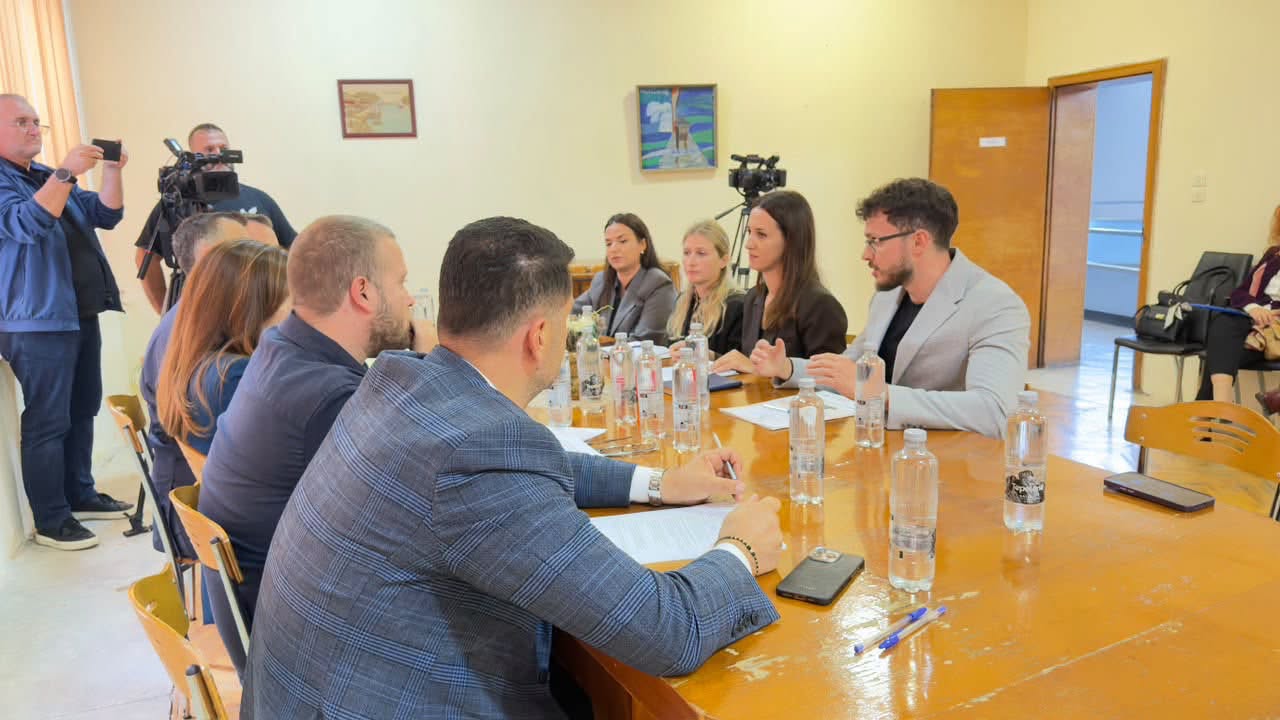 Komisioni Parlamentar për të Drejtat e Njeriut dhe Mjetet e Informimit Publik takim informues dhe monitorues në Zyrën Rajonale të KMD-së në Shkodër