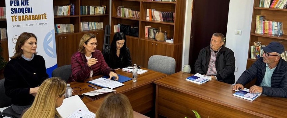 “Udhëtimi në Shqipëri” ndalet në Mallakastër: Bashkëbisedim me qytetarët për mbrojtjen nga diskriminimi në punë